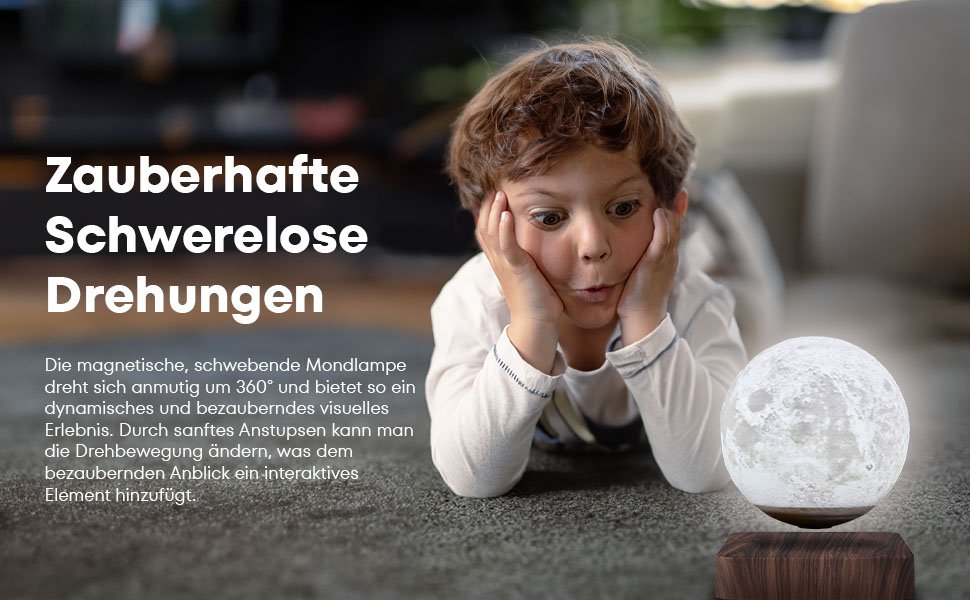 Schwebende Mondlampe dreht sich frei über dem dunkelbraunen Sockel