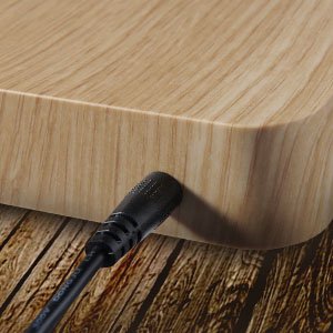 Schritt 1: Netzteilstecker wird an der Basis in Holzoptik eingesteckt