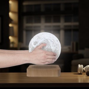 Schritt 2: Mond wird mit beiden Händen mittig über die Basis gehalten